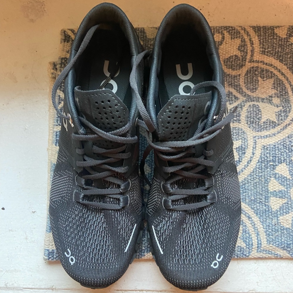 On Cloud Running Shoes Women’s 6.5 Black
